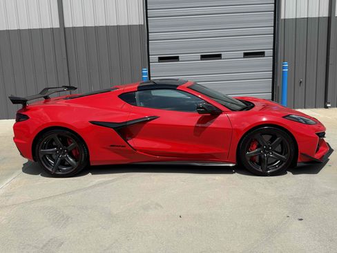 Used 2024 Chevrolet Corvette Z06 w/ Z07 Performance Package RWD image 3