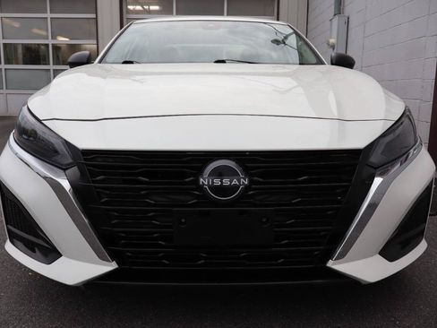 Used 2025 Nissan Altima 2.5 SV FWD image 2