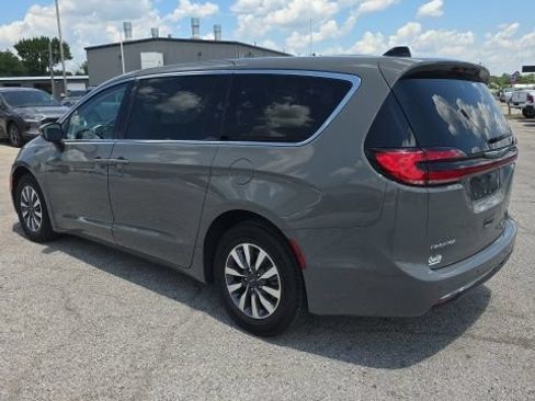 Used 2023 Chrysler Pacifica Touring-L FWD image 7