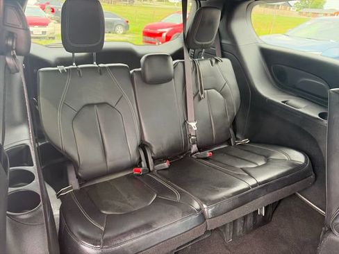 Used 2022 Chrysler Pacifica Touring-L w/ Uconnect Theater Family Group FWD image 28