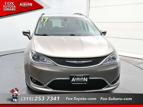 Used 2017 Chrysler Pacifica Touring-L FWD image 3