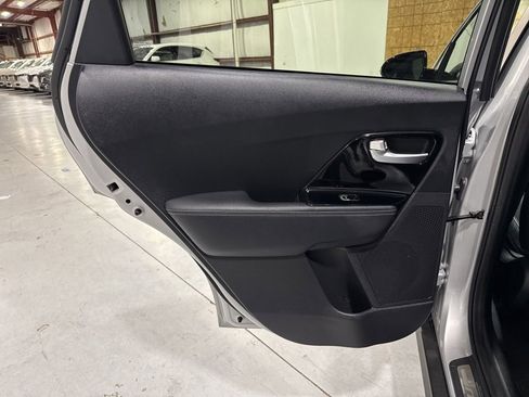 Used 2019 Kia Niro EX image 30