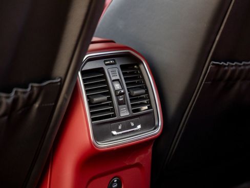 Certified 2023 Porsche Macan image 39