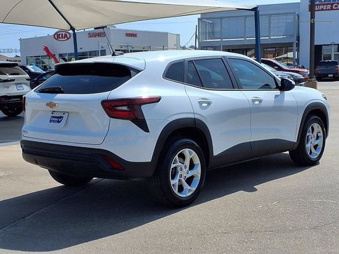 Used 2026 Chevrolet Trax LS w/ LS Convenience Package FWD image 8
