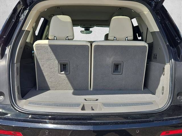 Used 2023 Cadillac XT6 Premium Luxury w/ Technology Package FWD image 4