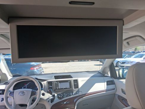 Used 2013 Toyota Sienna XLE w/ Entertainment Pkg FWD image 18
