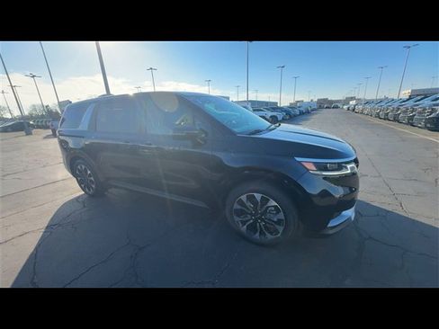 Used 2024 Kia Carnival EX image 2