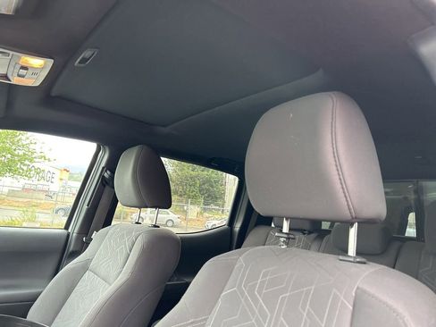 Used 2017 Toyota Tacoma TRD Sport AWD/4WD image 21
