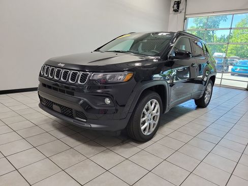 Used 2024 Jeep Compass Latitude AWD/4WD image 7