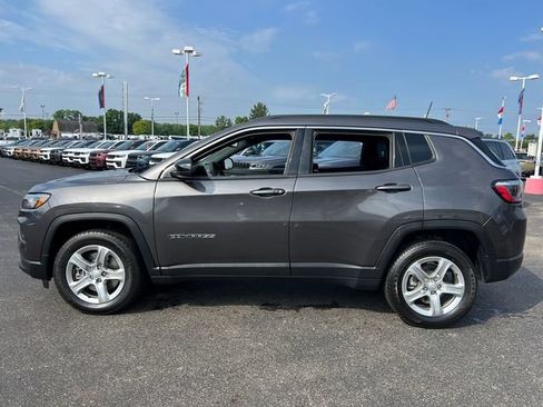 Used 2024 Jeep Compass Latitude AWD/4WD image 4