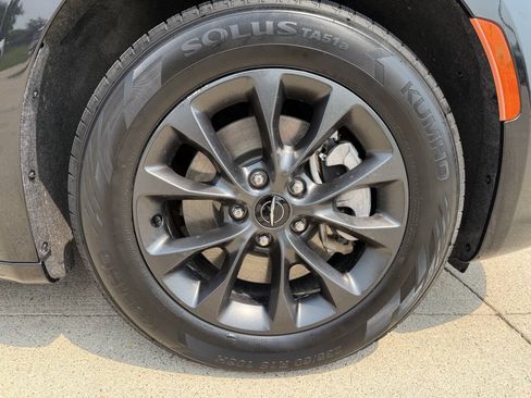 Used 2021 Chrysler Pacifica Touring-L w/ Uconnect Theater Family Group AWD/4WD image 11