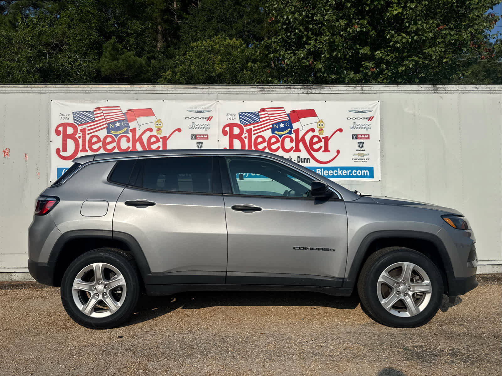 Used 2023 Jeep Compass Sport AWD/4WD image 2