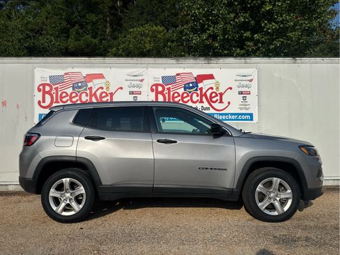 Used 2023 Jeep Compass Sport AWD/4WD image 2