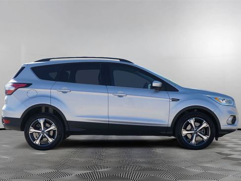 Used 2017 Ford Escape SE w/ Equipment Group 201A FWD image 4