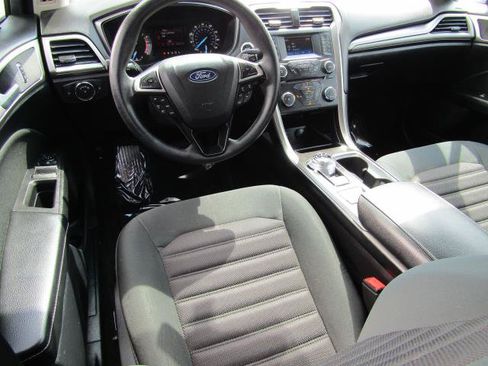 Used 2018 Ford Fusion SE FWD image 2
