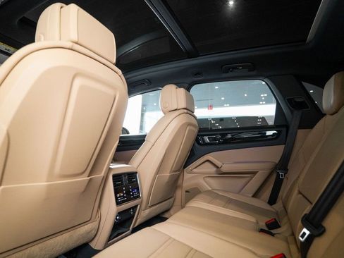 Certified 2023 Porsche Cayenne AWD/4WD image 15