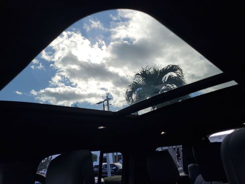 Used 2023 Land Rover Defender 130 X-Dynamic SE image 18