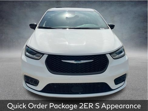 Used 2024 Chrysler Pacifica Limited FWD image 3