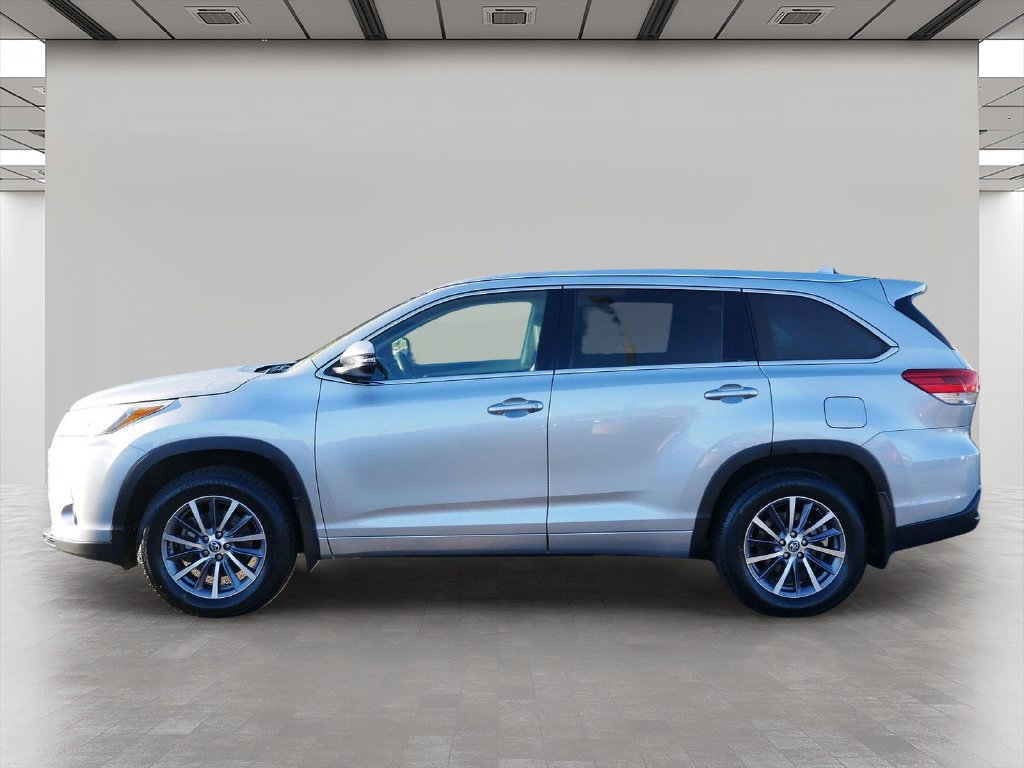 Used 2017 Toyota Highlander XLE AWD/4WD image 3