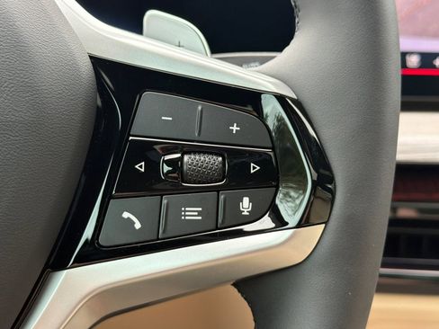 Used 2025 BMW 330i Sedan w/ Convenience Package image 31