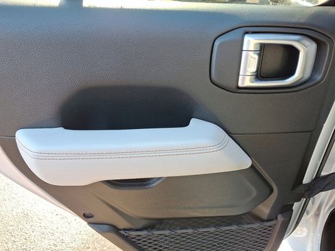 Used 2022 Jeep Wrangler Unlimited Sahara image 19