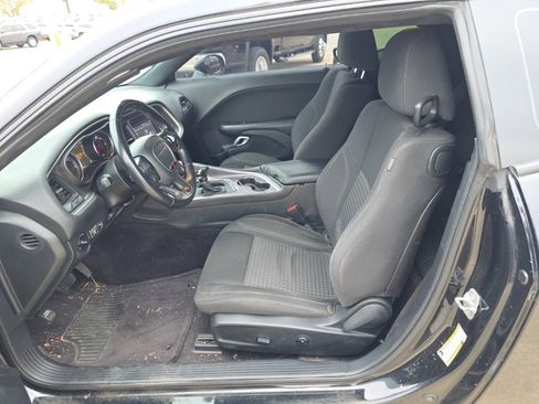 Used 2018 Dodge Challenger SXT w/ Performance Handling Group image 10