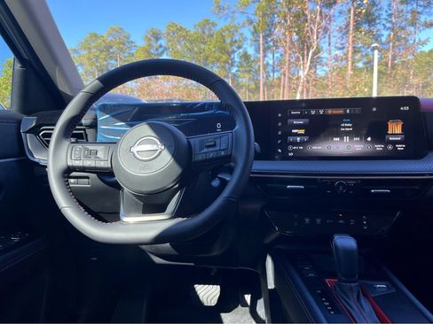 Used 2025 Nissan Kicks SR FWD image 13