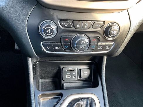 Used 2018 Jeep Cherokee Limited FWD image 33