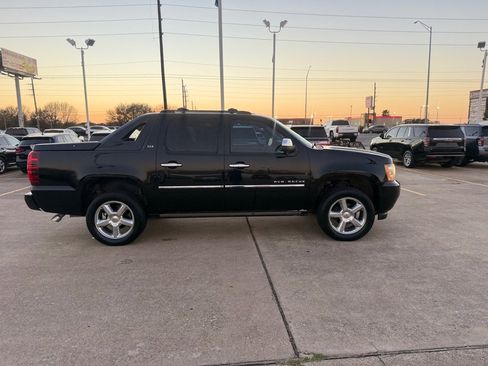 Used 2012 Chevrolet Avalanche LTZ image 8