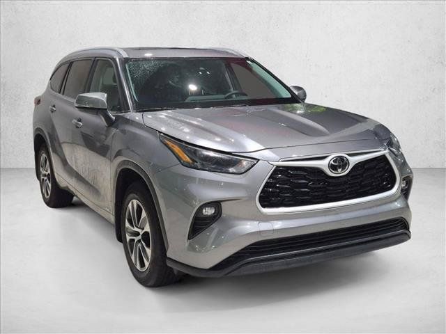 Used 2026 Toyota Highlander XLE AWD/4WD image 3