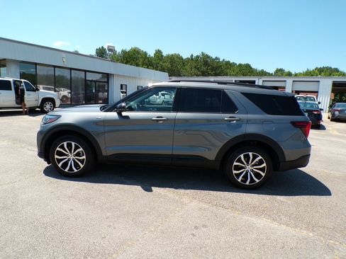 Used 2025 Ford Explorer ST-Line AWD/4WD image 3