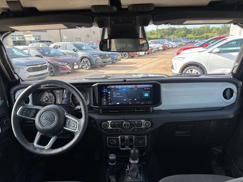 Used 2025 Jeep Wrangler Unlimited Sahara AWD/4WD image 33