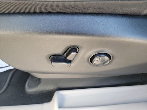 Used 2024 Chrysler Pacifica Touring-L image 16