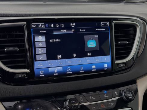 Used 2024 Chrysler Pacifica Touring-L image 16