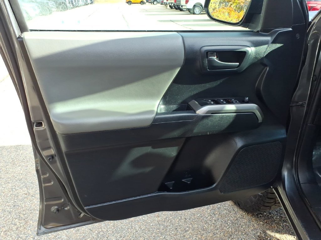 Used 2019 Toyota Tacoma SR5 AWD/4WD image 15