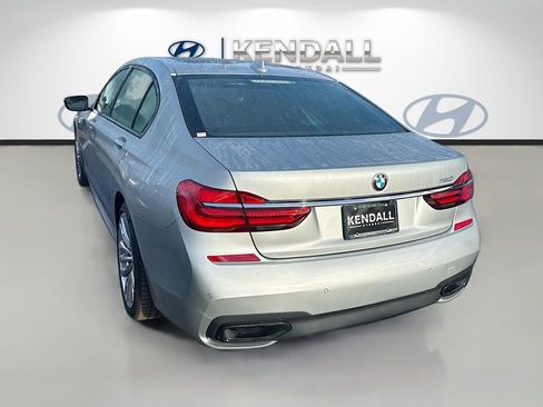 Used 2019 BMW 750i w/ M Sport Package image 4