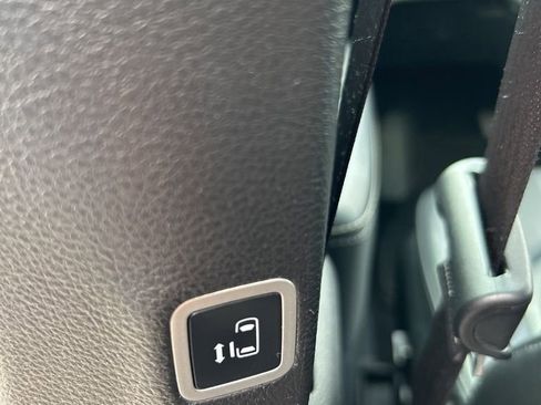 Used 2025 Chrysler Pacifica Select image 45