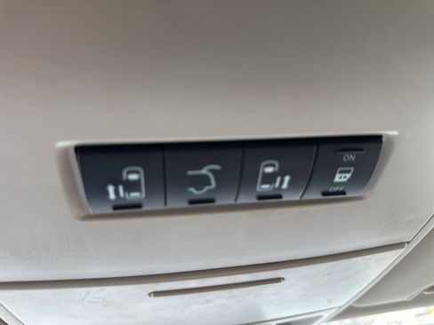 Used 2016 Chrysler Town & Country Touring FWD image 20