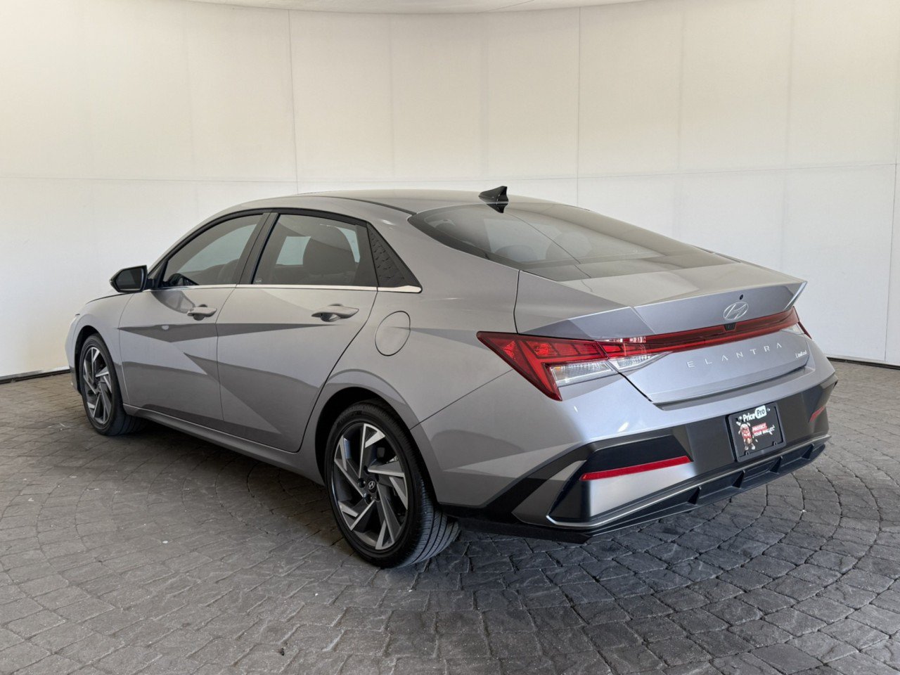 Used 2025 Hyundai Elantra Limited FWD image 5