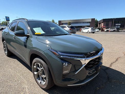 Used 2025 Chevrolet Trax LT w/ Driver Confidence Package FWD image 3