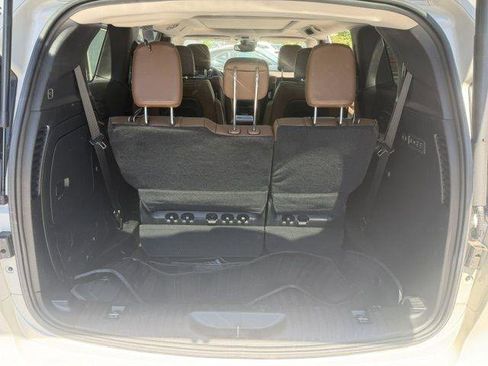Used 2017 Chrysler Pacifica Limited w/ UConnect Theater Package FWD image 16