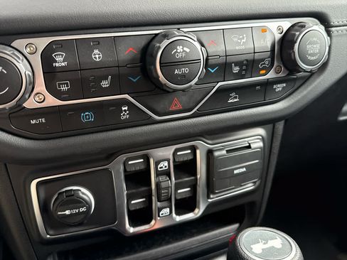 Used 2025 Jeep Wrangler Unlimited Sahara AWD/4WD image 18