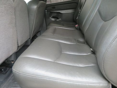 Used 2006 Chevrolet Silverado 2500 W/T w/ Heavy-Duty Power Package RWD image 25