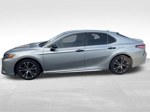 Used 2019 Toyota Camry SE image 2