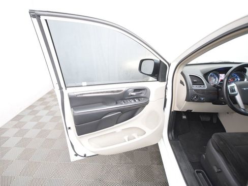 Used 2012 Chrysler Town & Country Touring image 9