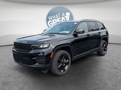 Used 2023 Jeep Grand Cherokee Altitude AWD/4WD image 8