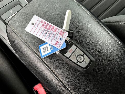 Used 2020 Ford Fusion SE image 12