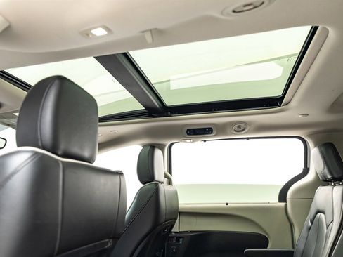 Used 2022 Chrysler Pacifica Limited image 20