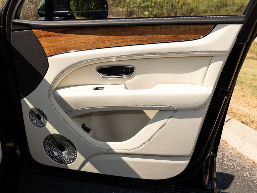 Used 2025 Bentley Bentayga AWD/4WD image 74