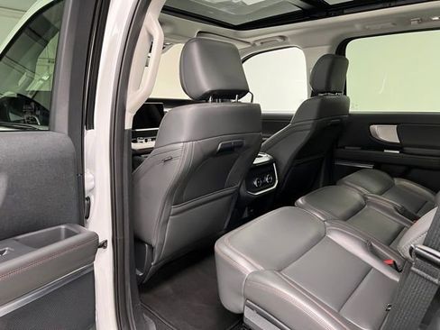 Used 2025 Ford Expedition Active AWD/4WD image 39